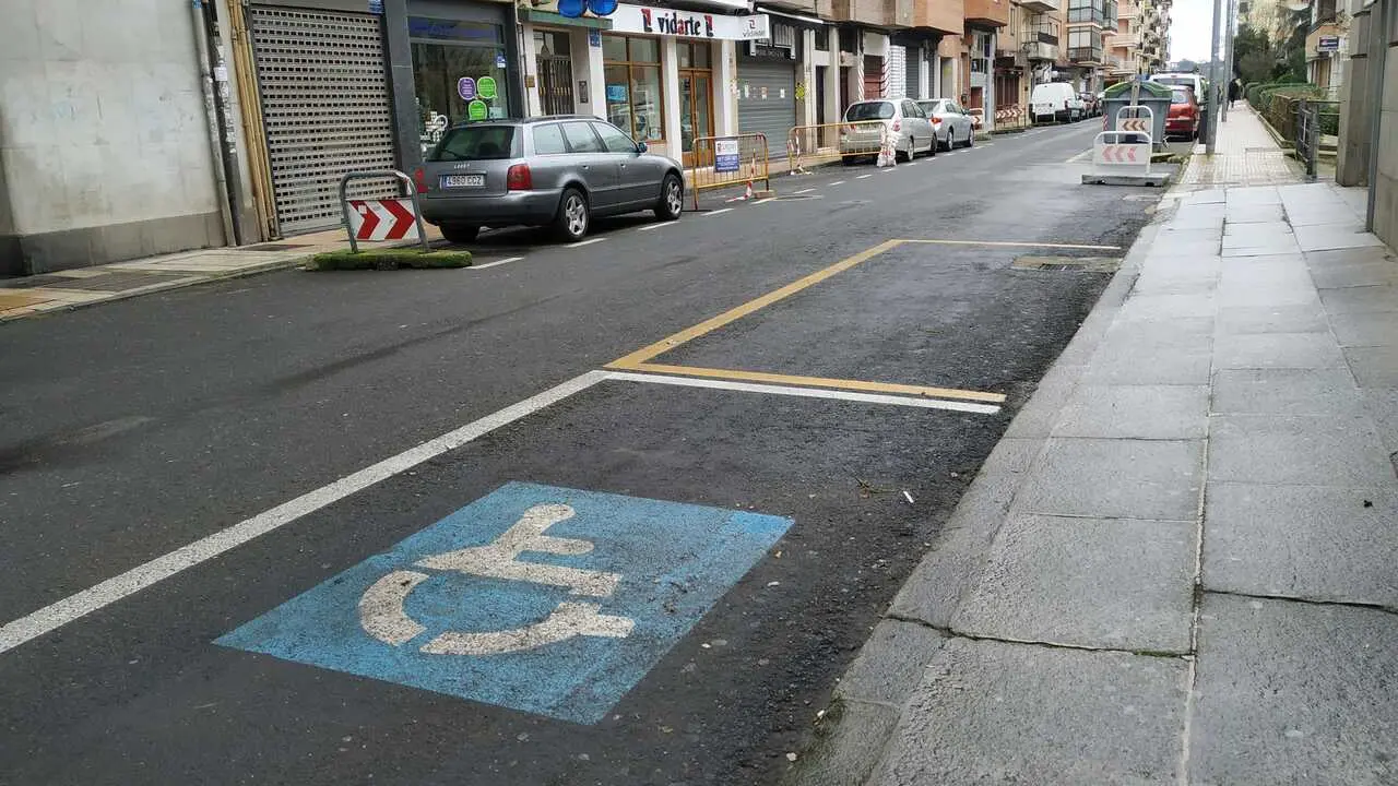 Archivo - Plaza de aparcamiento para persona con discapacidad en la calle Doctor Fleming de C&aacute;ceres