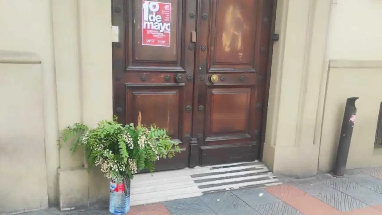La sede de UGT Le&oacute;n sufre un ataque vand&aacute;lico con la pintada de una esv&aacute;stica el 1 de Mayo