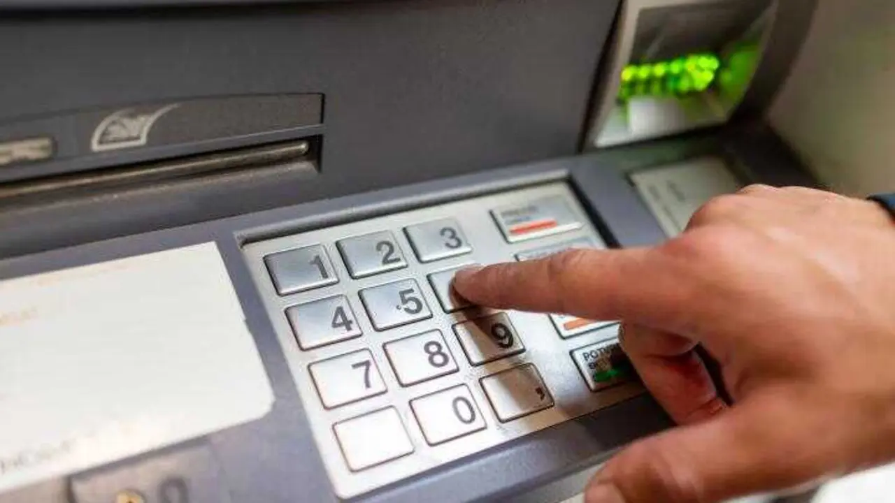 Una persona introduce su PIN en un cajero autom&aacute;tico, momento clave en el que puede producirse el robo mediante la t&eacute;cnica de &ldquo;la siembra&rdquo;.