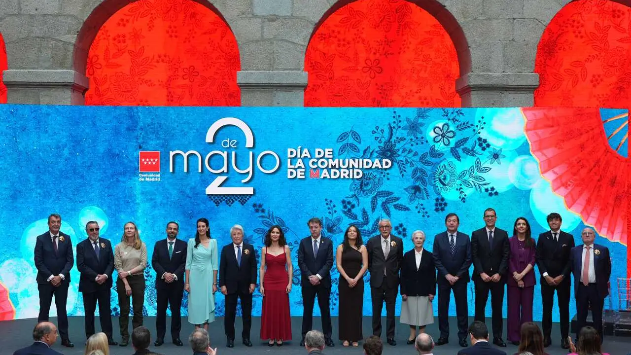 La presidenta de la Comunidad de Madrid, Isabel D&iacute;az Ayuso, junto a los premiados en el Dos de Mayo