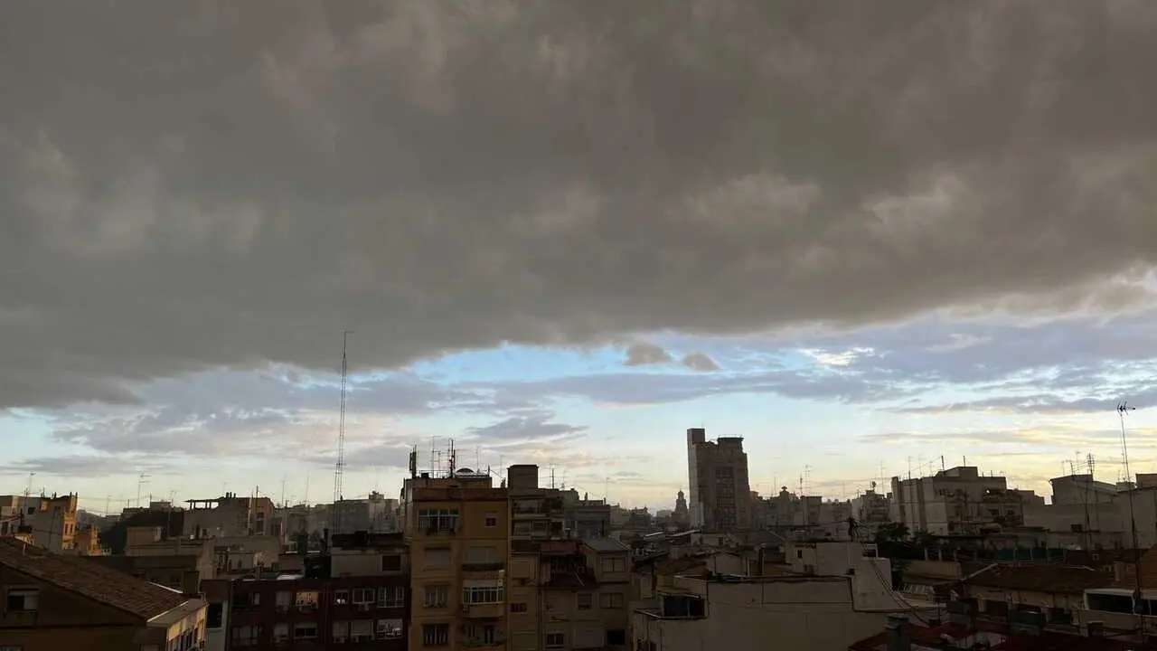 Archivo - Tormenta a su paso por el centro de Valencia