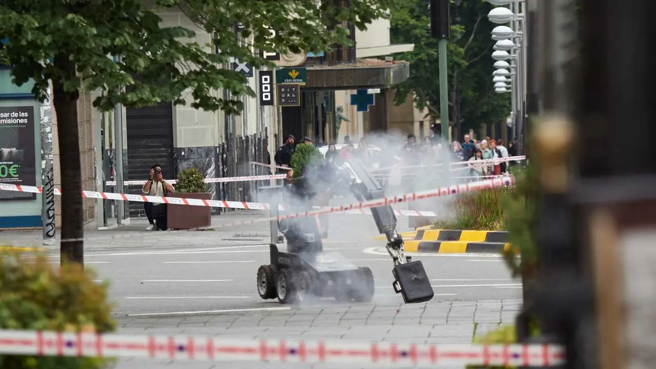 Momento de la detonaci&oacute;n controlada del objeto sospechoso encontrado en la plaza de las Merindades de Pamplona.