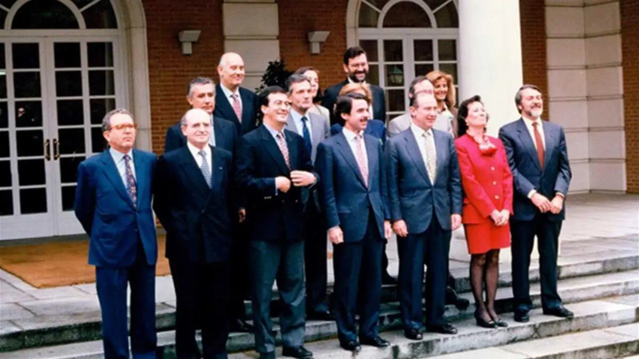 Gabinete de Gobierno de la primera legislatura de Jos&eacute; Mar&iacute;a Aznar, aprobada por el Congreso de los Diputado el 4 de mayo de 1996.