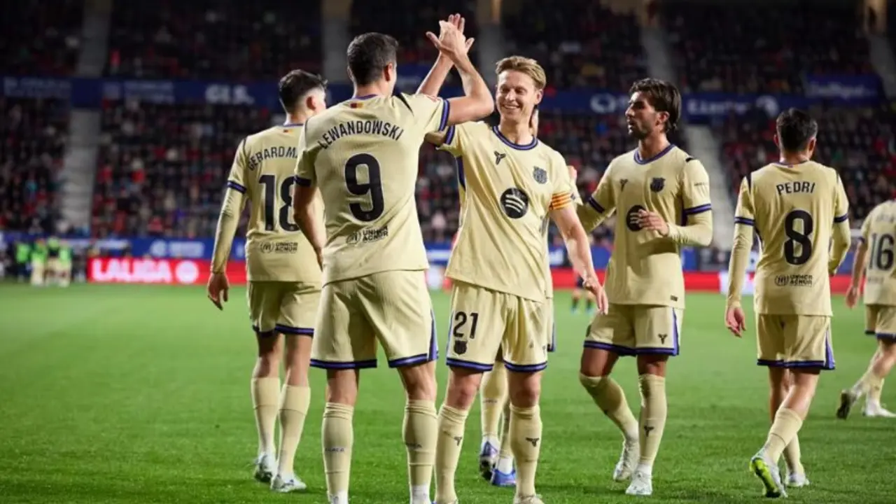 Lewandoski y De Jong celebrando su gol ante Osasuna