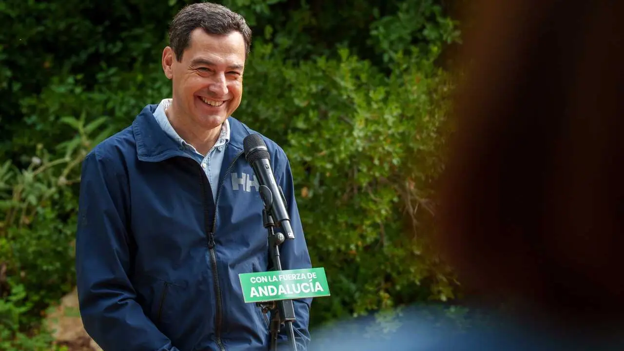 El presidente de la Junta de Andaluc&iacute;a y candidato a la reelecci&oacute;n, Juanma Moreno atiende a los medios tras el recorrido por el Cintur&oacute;n Verde. A 2 de mayo de 2026 en C&oacute;rdoba, Andaluc&iacute;a (Espa&ntilde;a). 
