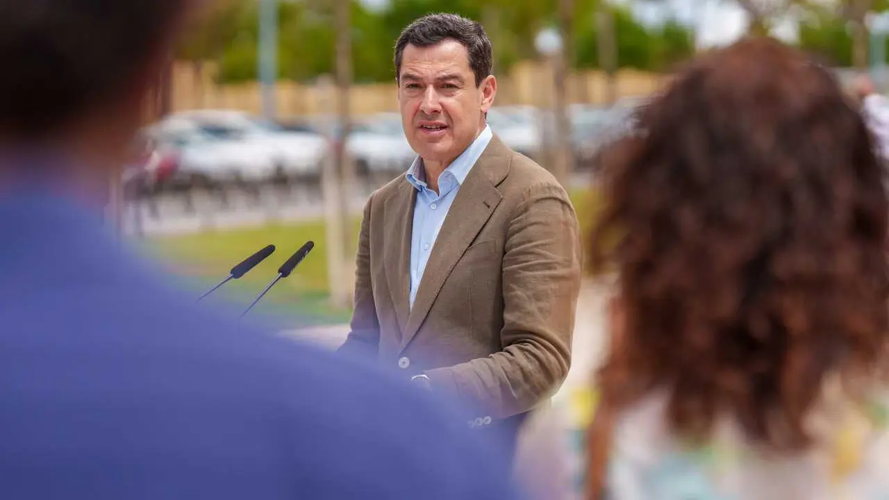 El presidente del PP de Andaluc&iacute;a y candidato a la reelecci&oacute;n como presidente de la Junta, Juanma Moreno visita la Hermandad de la Virgen de Valme. A 3 de mayo de 2026 en Dos Hermanas, Sevilla (Andaluac&iacute;a, Espa&ntilde;a). El presidente del PP de Andaluc&iacute;a y cand
