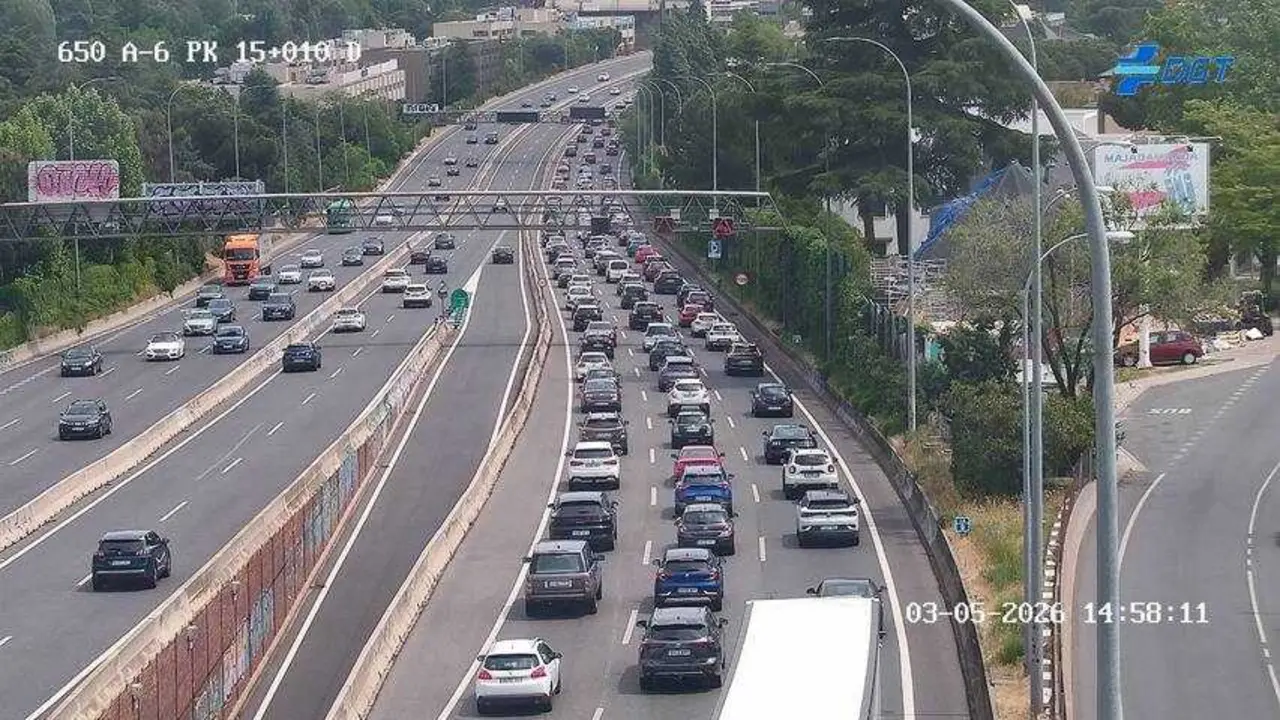 Tr&aacute;fico lento en los accesos a Madrid tras el puente del 1 de mayo.