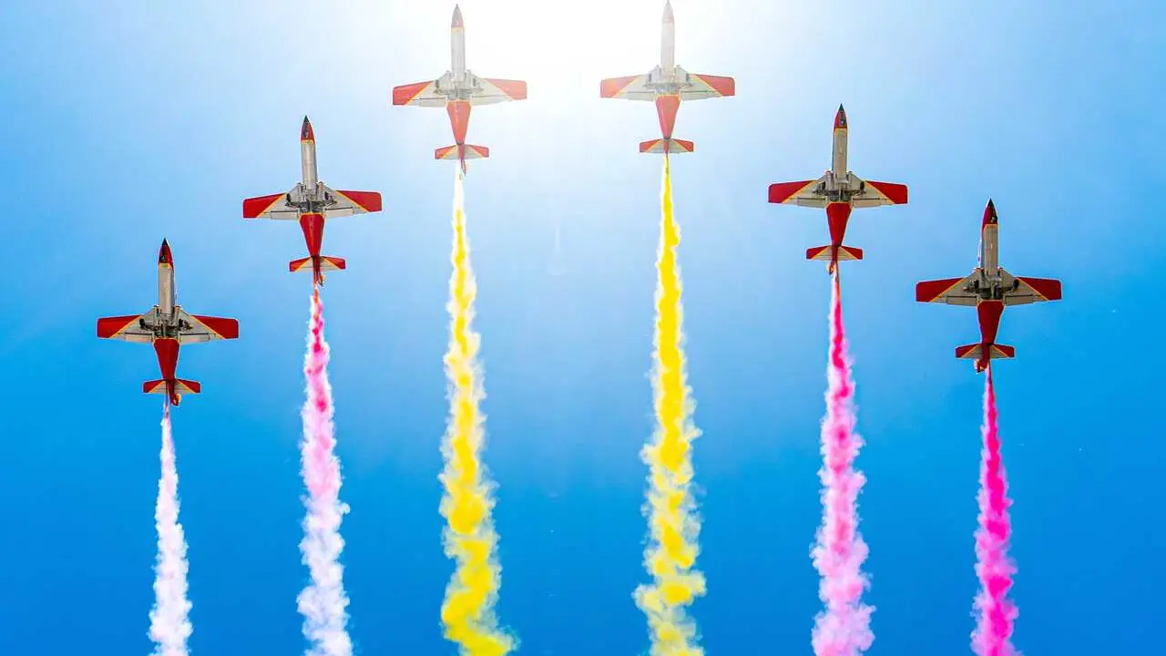 Archivo - El grupo de vuelo acrob&aacute;tico del Ej&eacute;rcito del Aire y del Espacio Espa&ntilde;ol, La Patrulla &Aacute;guila sobre vuela el circuito de Jerez, a 28 de abril de 2024 en C&aacute;diz (Andaluc&iacute;a, Espa&ntilde;a).
