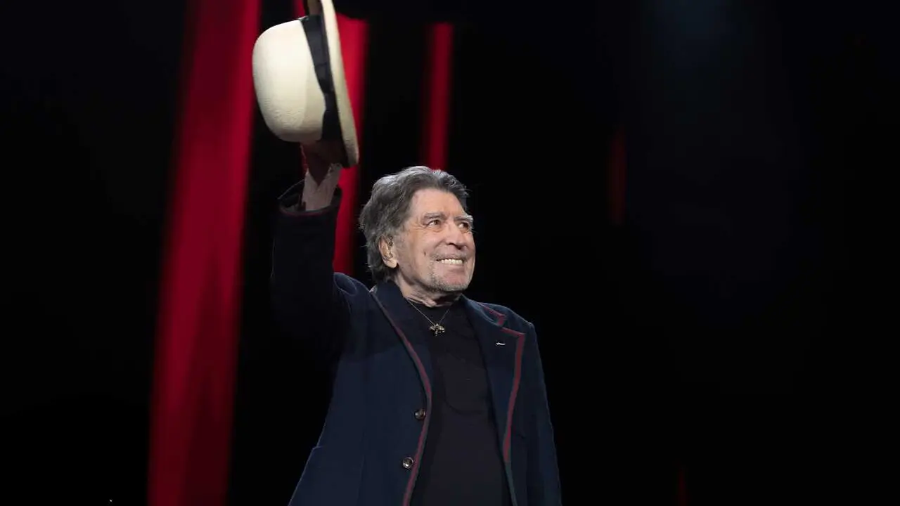 Archivo - El cantante Joaqu&iacute;n Sabina, durante su concierto en el Movistar Arena, a 30 de noviembre de 2025, en Madrid (Espa&ntilde;a). Joaqu&iacute;n Sabina ofrece este &uacute;ltimo concierto de su carrera como parte de su gira de despedida 'Hola y Adi&oacute;s'.