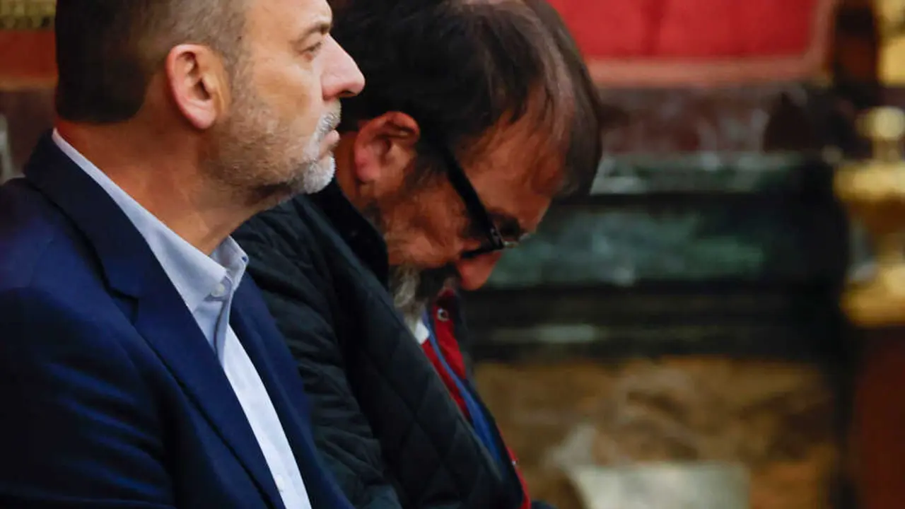 El exministro Jos&eacute; Luis &Aacute;balos (i) y su exasesor Koldo Garc&iacute;a (d) en el banquillo de los acusados durante el juicio por el 'caso mascarillas' en el Tribunal Supremo, a 7 de abril de 2026, en Madrid (Espa&ntilde;a). 