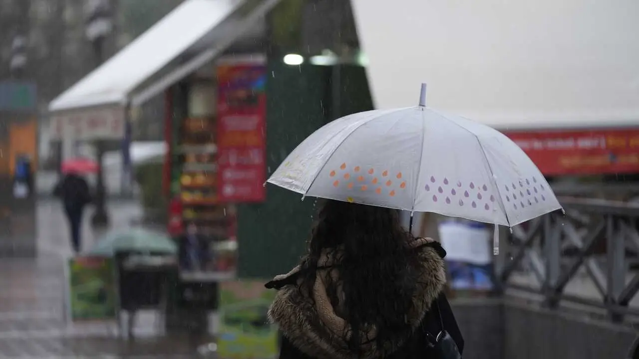 Archivo - Una persona se protege de la lluvia con un paraguas. A 03 de marzo de 2025, en Sevilla (Andaluc&iacute;a, Espa&ntilde;a). 