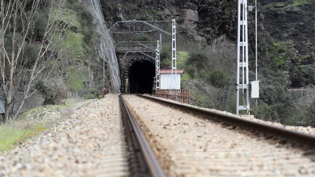 Montefurado, Quiroga, Lugo. Arde la catenaria de la v&iacute;a del tren en el t&uacute;nel de Montefurado. Los pasajeros de los trenes afectados han tenido que continuar viaje por carretera desde la estaci&oacute;n de Montefurado