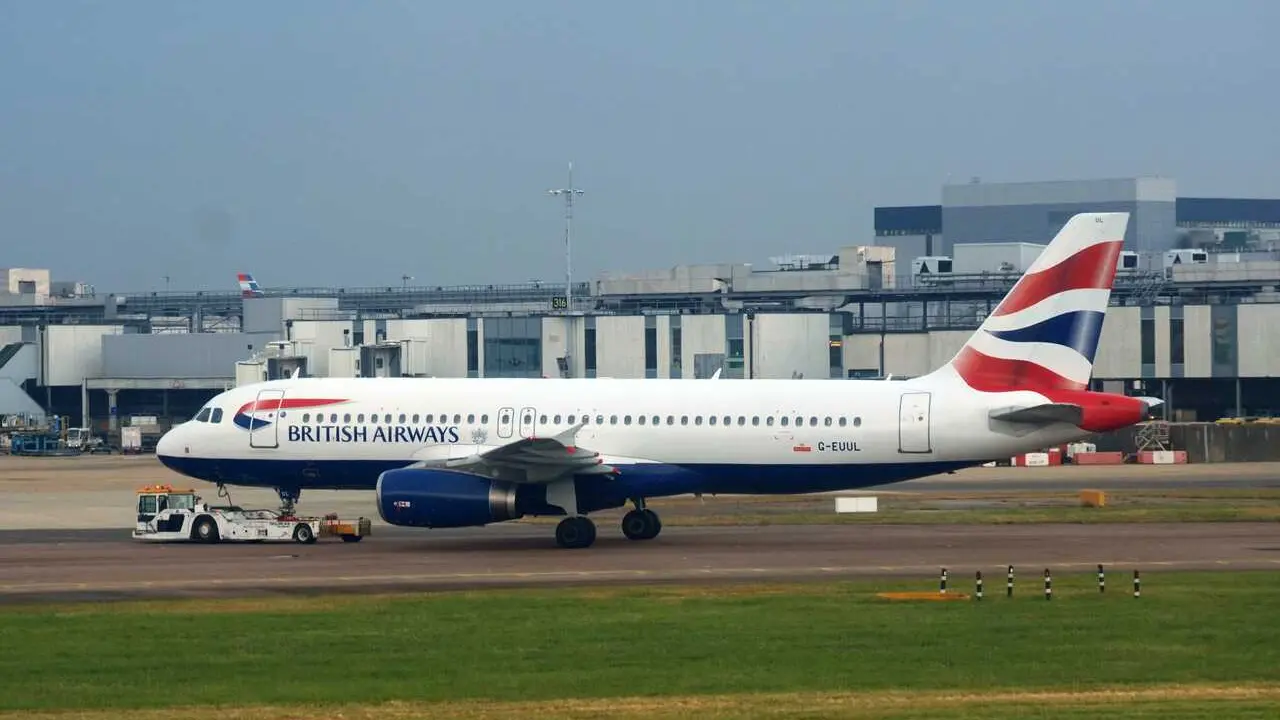 Avi&oacute;n de British Airways en la terminal 5 del aeropuerto de  Heathrow en Londres