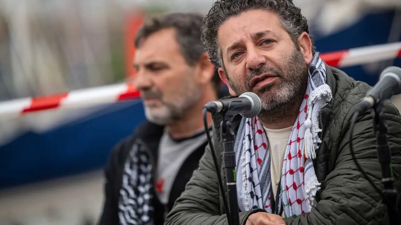El directivo de GSF, Saif Abukeshek, durante la rueda de prensa de la Global Sumud Flotilla (GSF) antes de partir a Gaza, a 12 de abril de 2026, en Barcelona, Catalunya (Espa&ntilde;a). 