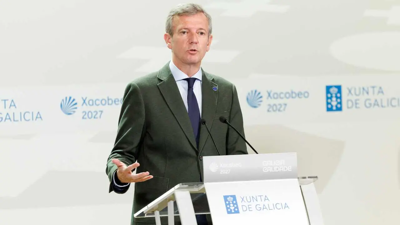 O titular do Executivo galego, Alfonso Rueda, acompa&ntilde;ado pola conselleira de Vivenda e Planificaci&oacute;n das Infraestruturas, Mar&iacute;a Mart&iacute;nez Allegue, na rolda de prensa posterior &aacute; reuni&oacute;n do Consello da Xunta. Sala do Consello, 04/05/26.