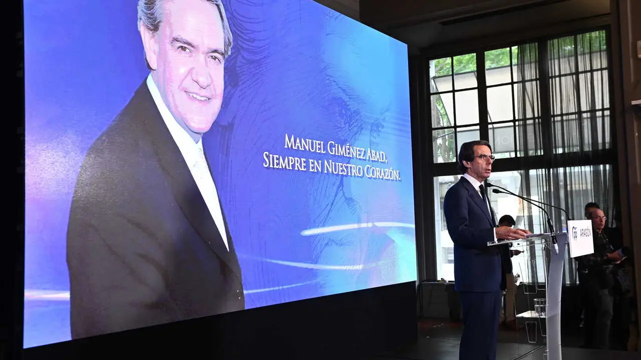 El expresidente del Gobierno, Jos&eacute; Mar&iacute;a Aznar, durante el acto de homenaje a Manuel Gim&eacute;nez Abad, en el  Hotel NH Collection Gran Hotel, a 4 de mayo de 2026, en Zaragoza, Arag&oacute;n (Espa&ntilde;a). 