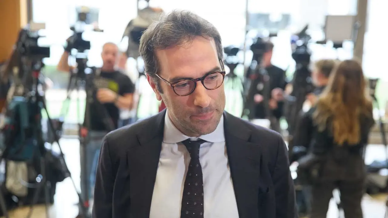Archivo - El ministro de Econom&iacute;a, Comercio y Empresa, Carlos Cuerpo, atiende a los medios de comunicaci&oacute;n en el Ministerio de Econom&iacute;a, Comercio y Empresa, a 4 de abril de 2025, en Madrid (Espa&ntilde;a).