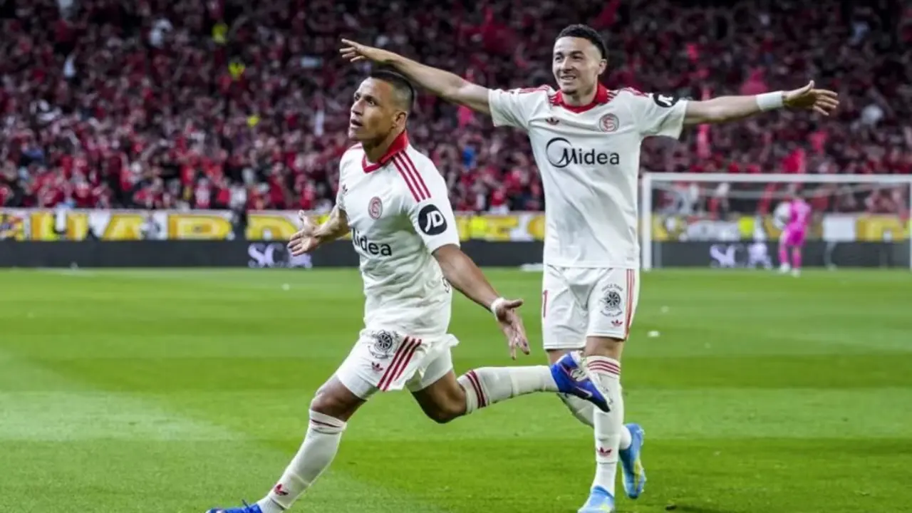 Alexis S&aacute;nchez celebrando el gol de la victoria