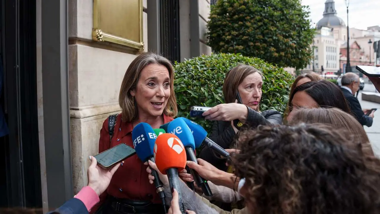 La vicesecretaria de Regeneraci&oacute;n Institucional del PP, Cuca Gamarra, a su llegada a un desayuno informativo organizado por Nueva Econom&iacute;a F&oacute;rum, en el Four Seasons Hotel Madrid, a 5 de mayo de 2026, en Madrid (Espa&ntilde;a). S&eacute;mper se ha reincorporado a G&eacute;nova