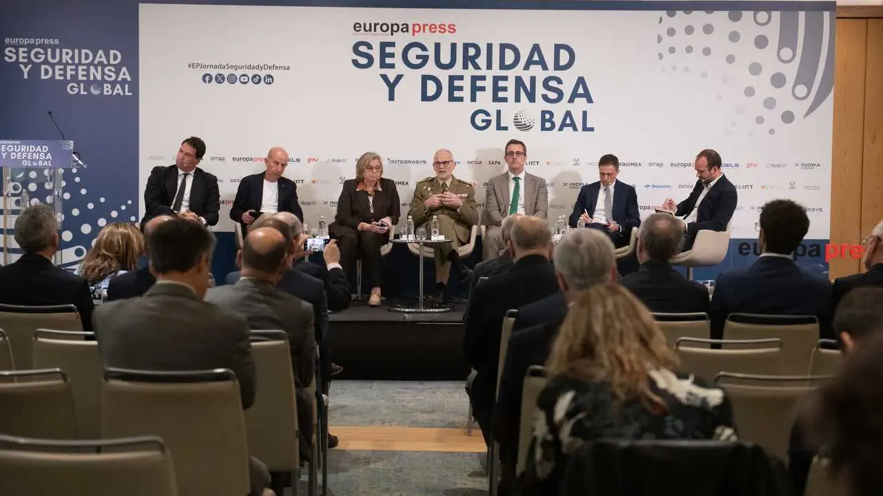 El director general del CESTIC, teniente general Jos&eacute; Mar&iacute;a Mill&aacute;n Mart&iacute;nez (C), durante la Jornada Seguridad y Defensa organizado por Europa Press en el Hotel Hyatt Regency Hesperia Madrid, a 5 de mayo de 2026, en Madrid (Espa&ntilde;a).