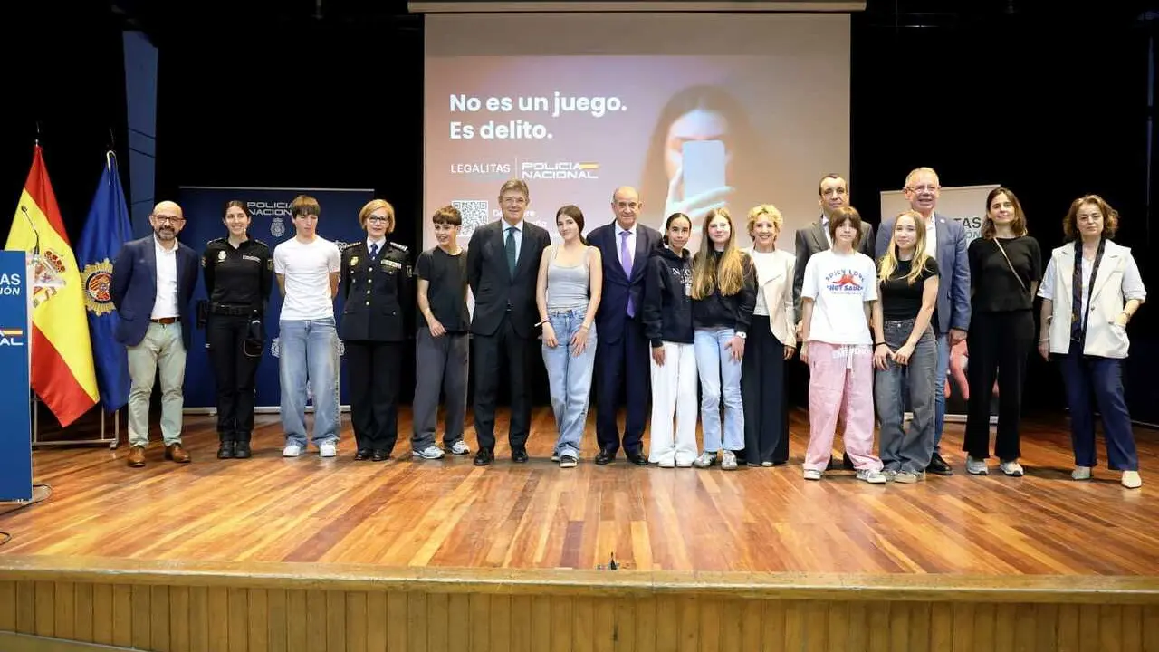 La secretaria de Estado Seguridad, Aina Calvo, y el director general de la Polic&iacute;a, Francisco Pardo, en la presentaci&oacute;n de la campa&ntilde;a contra el ciberacoso impulsada con la Fundaci&oacute;n Leg&aacute;litas