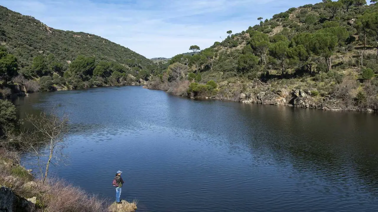 Archivo - Una persona pesca en un tramo de la V&iacute;a Verde del Alberche, a 22 de febrero de 2026, en Pelayos de la Presa, Madrid (Espa&ntilde;a). 