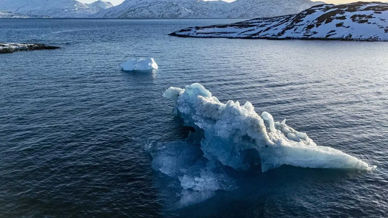 Archivo - En el fiordo de Nuuk, frente a la costa de Nuuk, flotan icebergs.  