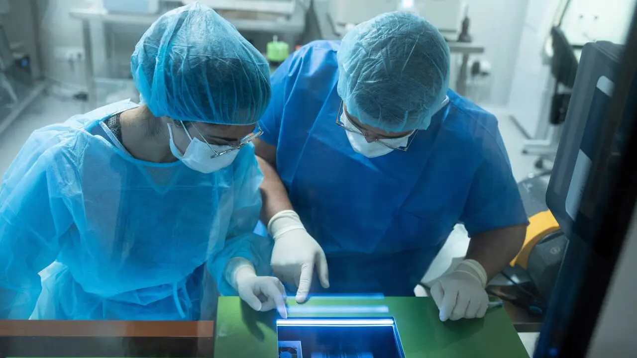 Archivo - Dos t&eacute;cnicos trabajan en la sala de criopreservaci&oacute;n de c&eacute;lulas el Hospital Cl&iacute;nic, a 28 de septiembre de 2023, en Barcelona, Catalu&ntilde;a (Espa&ntilde;a). 