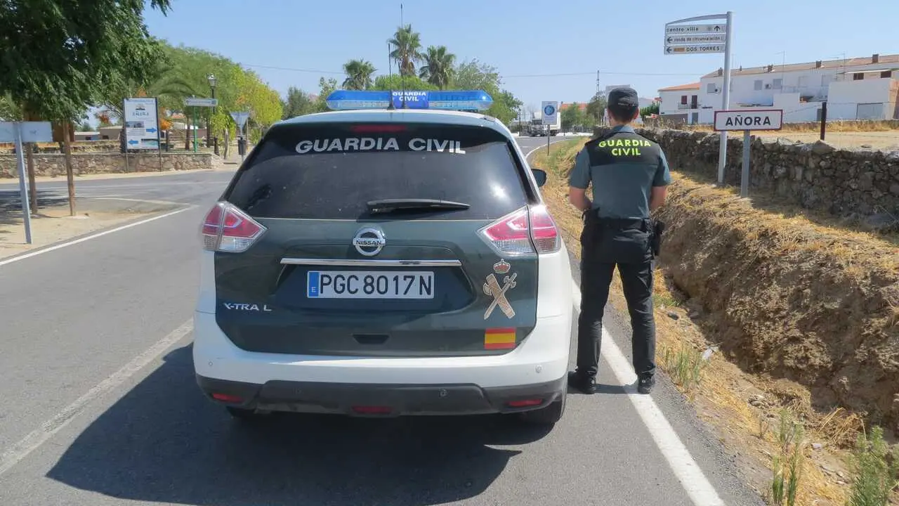 Archivo - Un agente de la Guardia Civil en A&ntilde;ora.