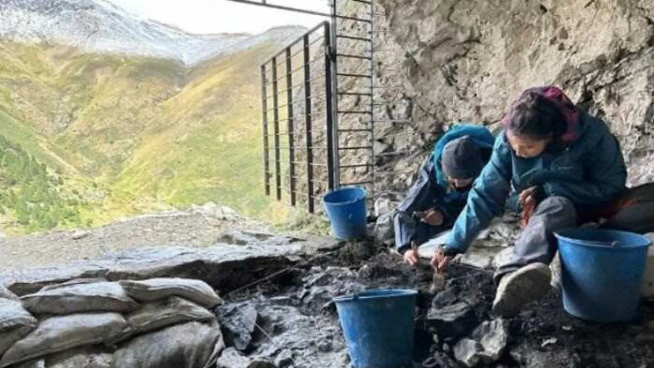 Trabajos de excavaci&oacute;n en la Cova 338
