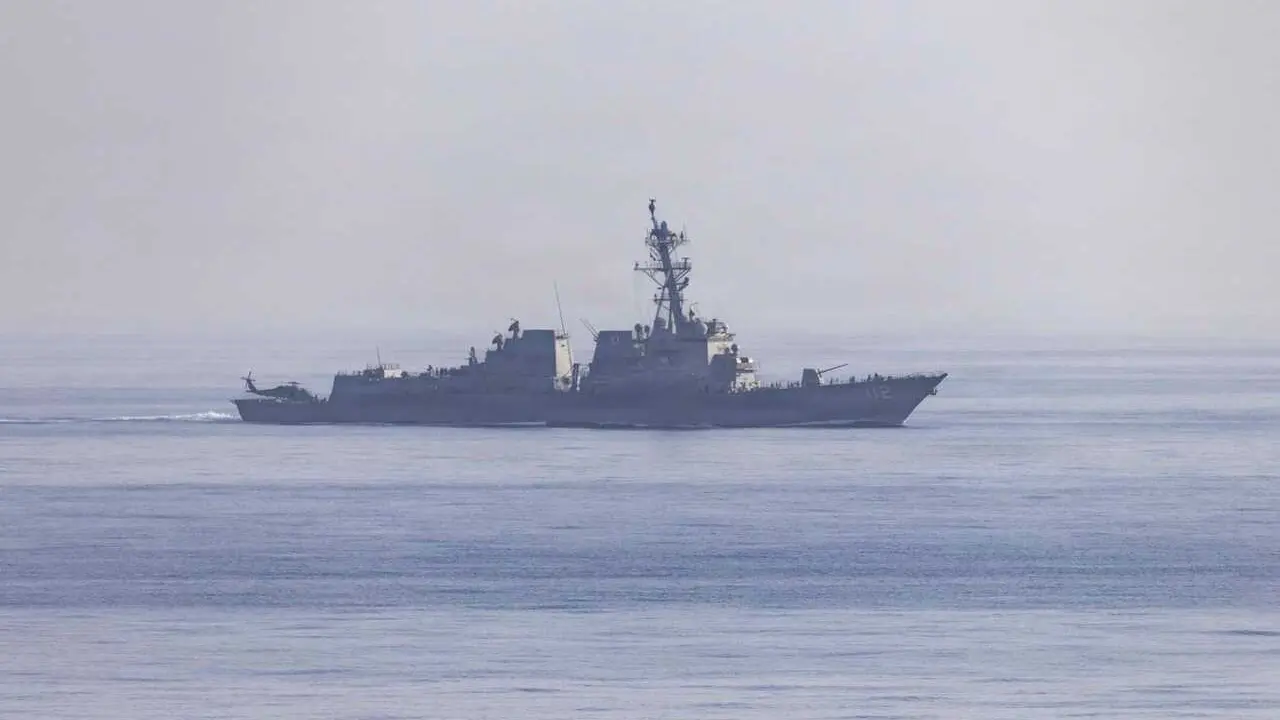 Un destructor de la Armada de Estados Unidos desplegado en la misi&oacute;n de bloqueo del estrecho de Ormuz emprendida por Washington