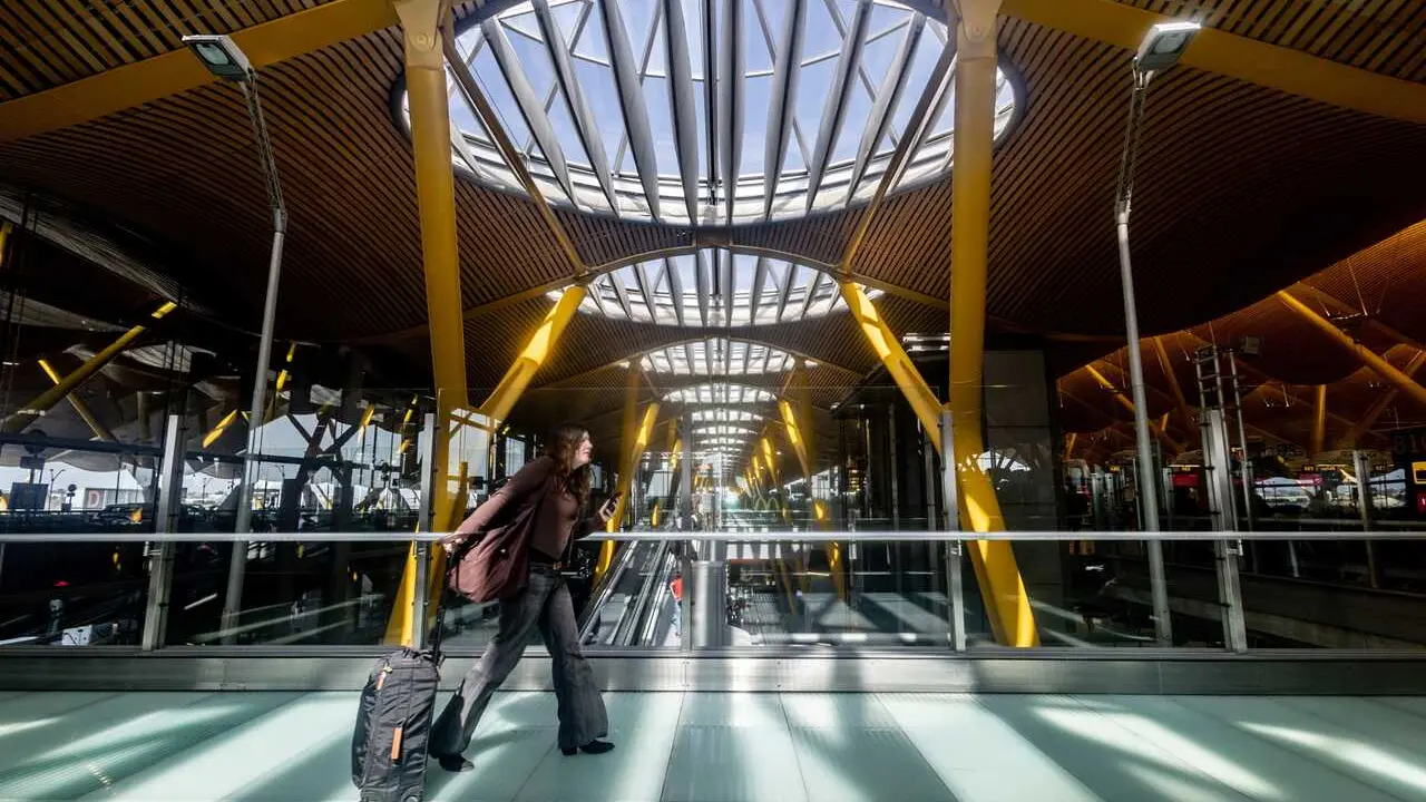 Archivo - Viajeros en la T4 del Aeropuerto Adolfo Su&aacute;rez Madrid-Barajas, a 2 de marzo de 2026, en Madrid (Espa&ntilde;a). 
