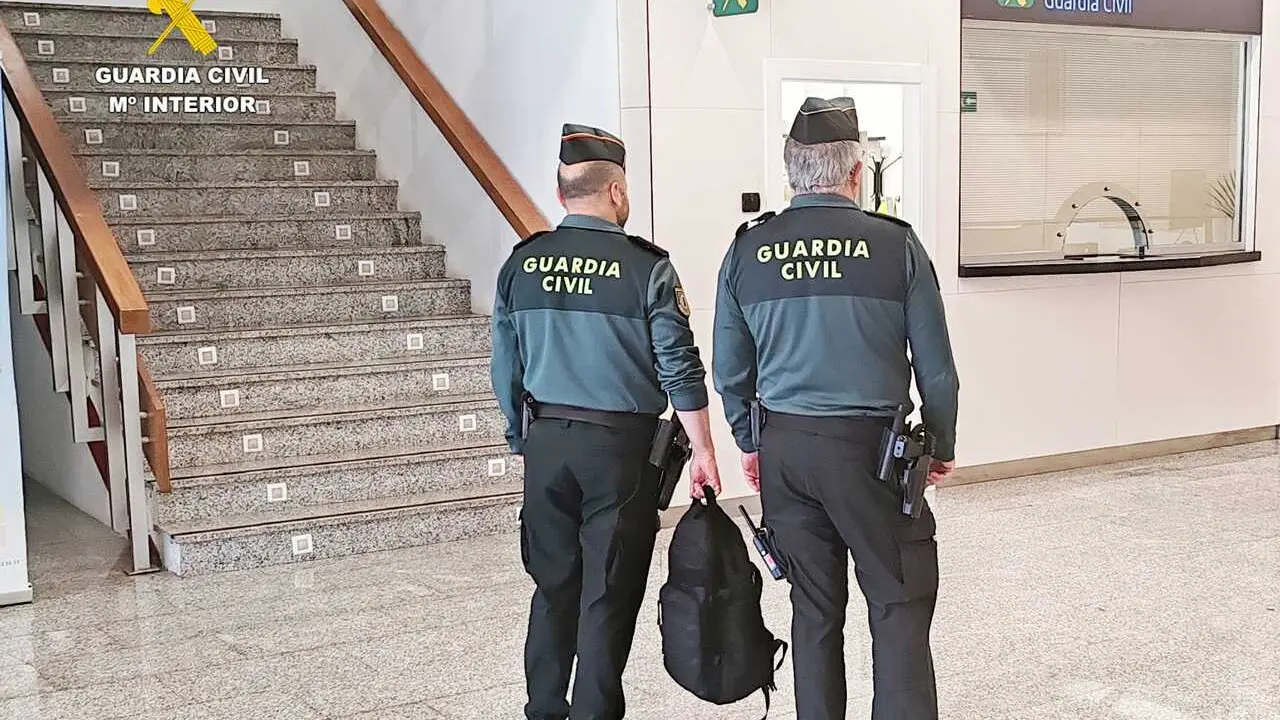 Agentes de la Guardia Civil en el aeropuerto Seve Ballesteros
