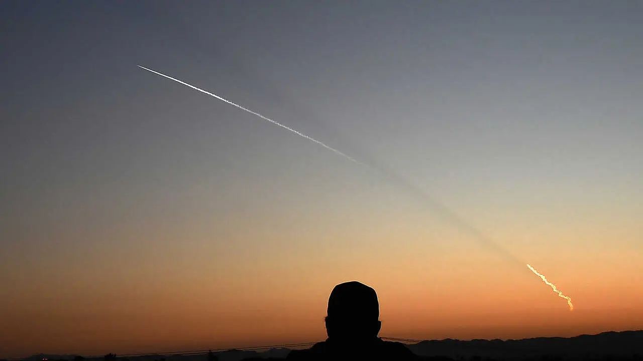 SpaceX lanz&oacute; un cohete Falcon 9 con 24 sat&eacute;lites desde la Base de la Fuerza Espacial Vandenberg el mi&eacute;rcoles 29 de abril de 2026 en Van Nuys, California, EE. UU.  