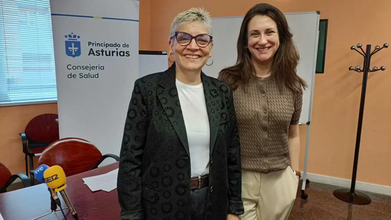 La consejera de Salud del Principado de Asturias, Concepci&oacute;n Saavedra, junto a la subdirectora de Atenci&oacute;n Primaria y Salud P&uacute;blica, Carmen Men&eacute;ndez.