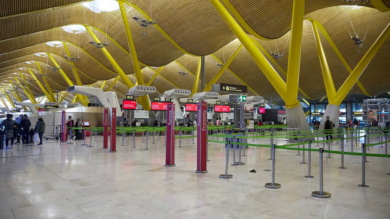 Archivo - Mostradores de facturaci&oacute;n en la Terminal T4 del Aeropuerto Adolfo Su&aacute;rez Madrid-Barajas, a 30 de marzo de 2026, en Madrid (Espa&ntilde;a). 