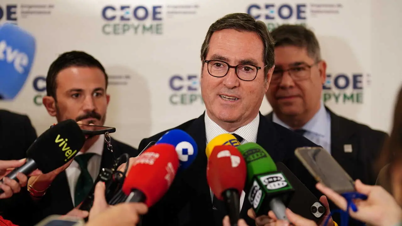 El presidente de CEOE, Antonio Garamendi, atiende a los medios durante el acto institucional 'Por la Uni&oacute;n Empresarial de Salamanca', en el Aula Cultural de Unicaja.