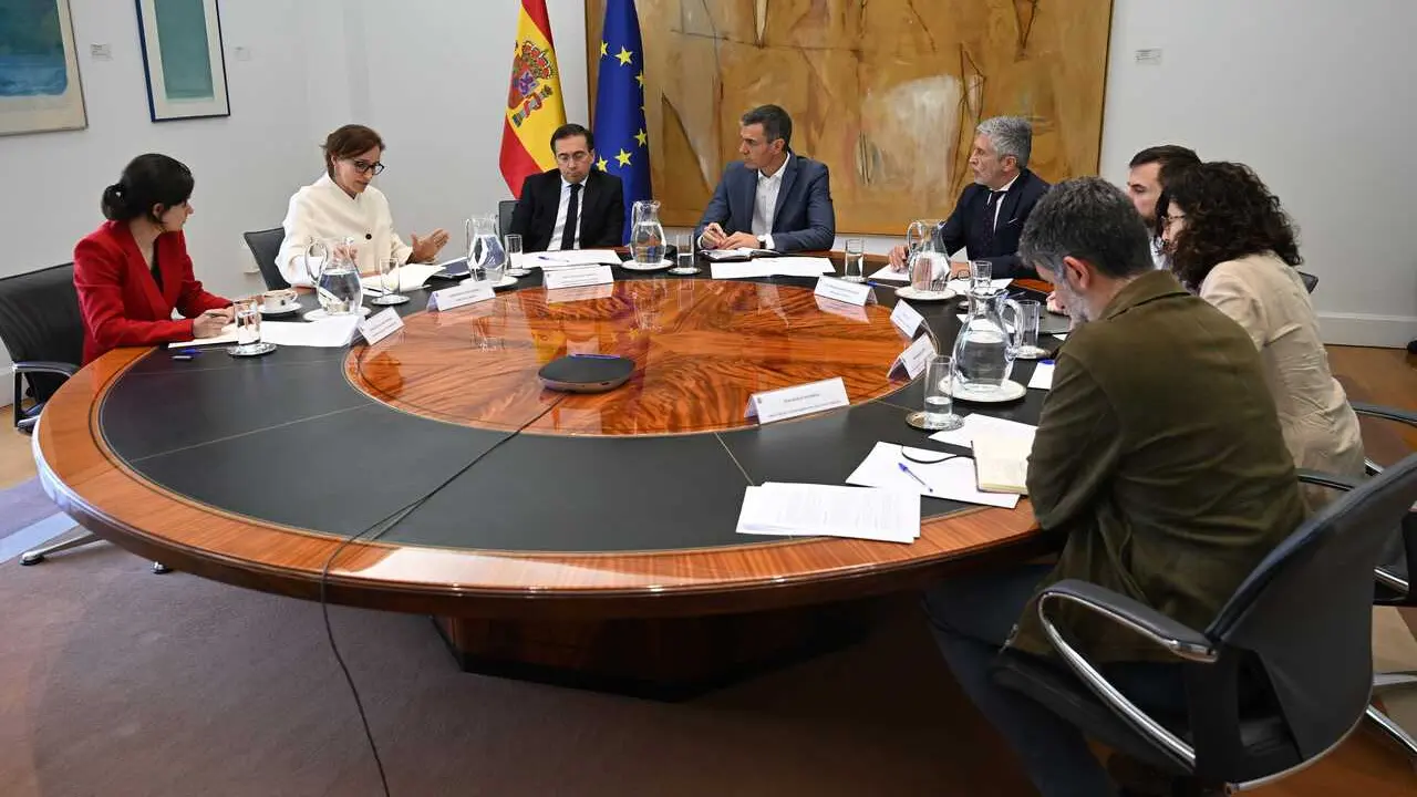 Imagen de la reuni&oacute;n sobre la situaci&oacute;n del barco afectado por hantavirus.