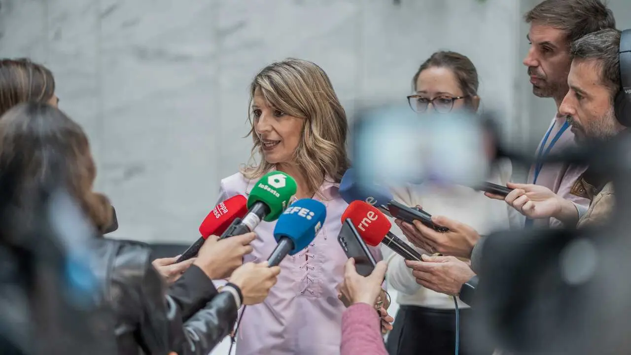 La vicepresidenta segunda del Gobierno y ministra de Trabajo y Econom&iacute;a Social, Yolanda D&iacute;az, atiende a los medios tras una reuni&oacute;n, en Space Las Cortes, a 6 de mayo de 2026, en Madrid (Espa&ntilde;a). Yolanda D&iacute;az y Francesca Albanese han mantenido una postura 
