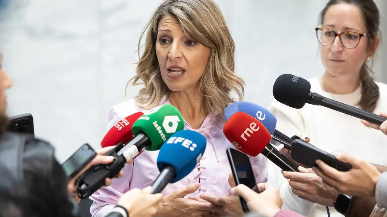 La vicepresidenta segunda del Gobierno y ministra de Trabajo y Econom&iacute;a Social, Yolanda D&iacute;az, atiende a los medios tras una reuni&oacute;n, en Space Las Cortes, a 6 de mayo de 2026, en Madrid (Espa&ntilde;a). Yolanda D&iacute;az y Francesca Albanese han mantenido una postura 