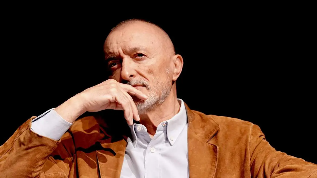 Archivo - El escritor Arturo P&eacute;rez-Reverte durante la comparecencia en rueda de prensa para informar de la nueva fecha del ciclo &lsquo;Letras en Sevilla&rsquo;. A 2 de febrero del 2026 en Sevilla, Espa&ntilde;a.&nbsp;La Fundaci&oacute;n Cajasol decidi&oacute; aplazar al pr&oacute;ximo oto&ntilde;o la cele