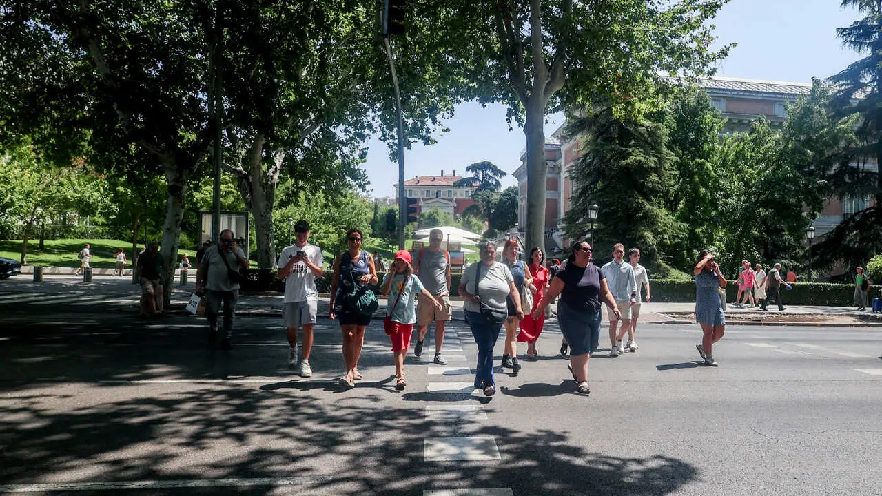 Archivo - Varias personas en el centro de la ciudad, a 10 de agosto de 2024, en Madrid (Espa&ntilde;a). La Comunidad de Madrid ha aumentado en 23.198 habitantes su poblaci&oacute;n. En concreto, ha crecido un 0,33% durante el segundo trimestre de 2024. En total, la reg
