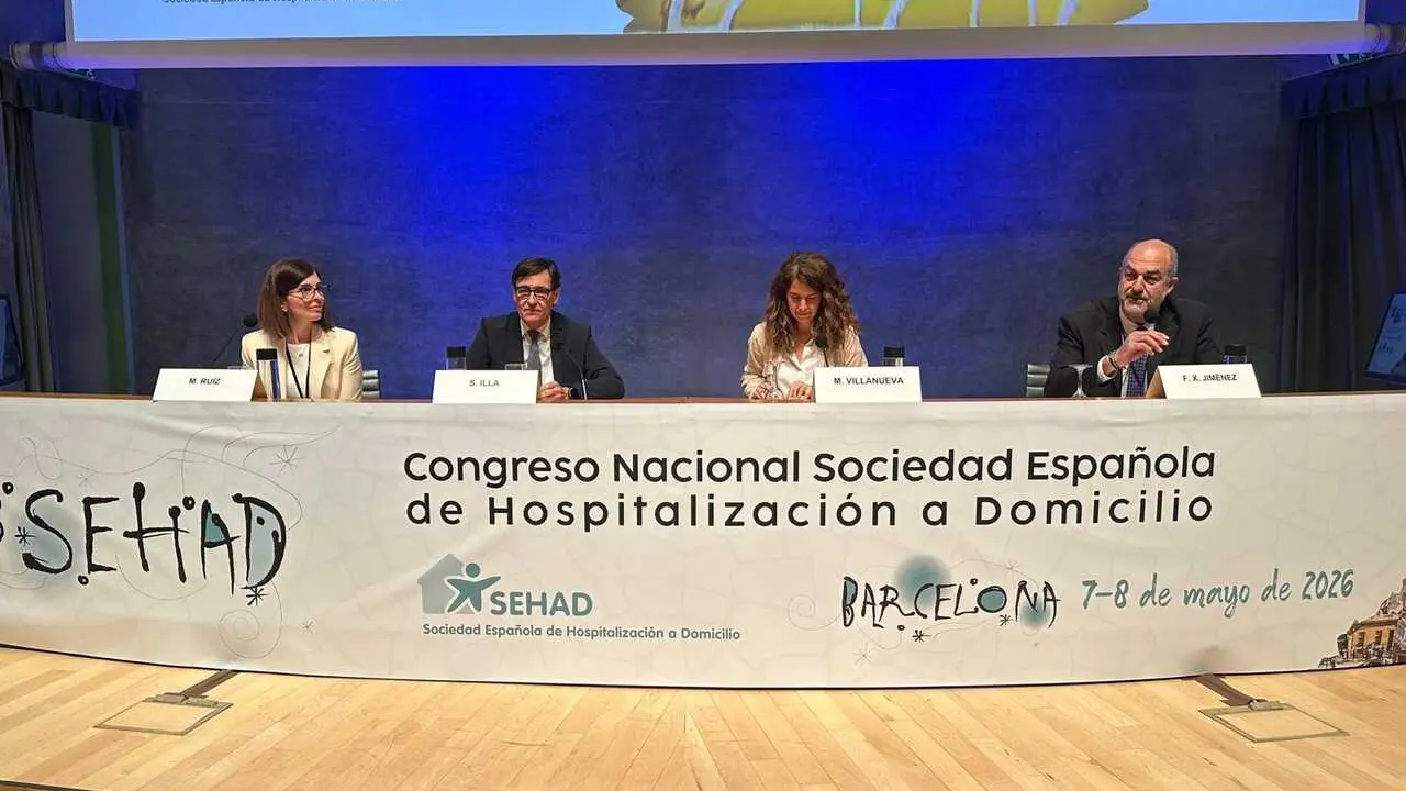 La presidenta de la SEHAD, Mar&iacute;a Ruiz; el presidente de la Generalitat, Salvador Illa;  la concejal de salud en el Ayuntamiento de Barcelona, Marta Villanueva, y el vicepresidente segundo de la SEHAD, Francesc Xavier Jim&eacute;nez