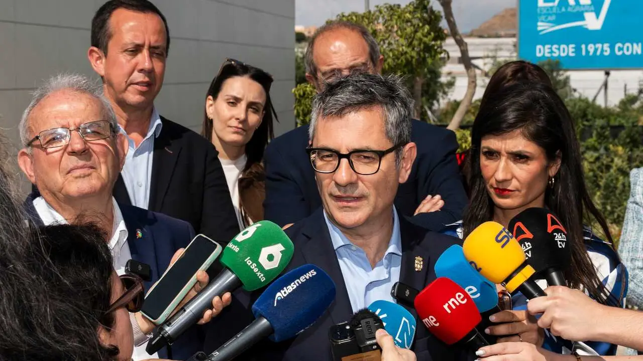 El ministro de Presidencia, Justicia y Relaciones con las Cortes, F&eacute;lix Bola&ntilde;os, atiende a los medios en V&iacute;car (Almer&iacute;a).