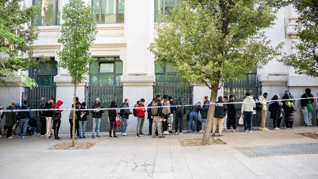 Varias personas hacen cola para conseguir el certificado de vulnerabilidad en una Oficina de Asistencia en Materia de Registro, a 22 de abril de 2026, en Madrid (Espa&ntilde;a). 