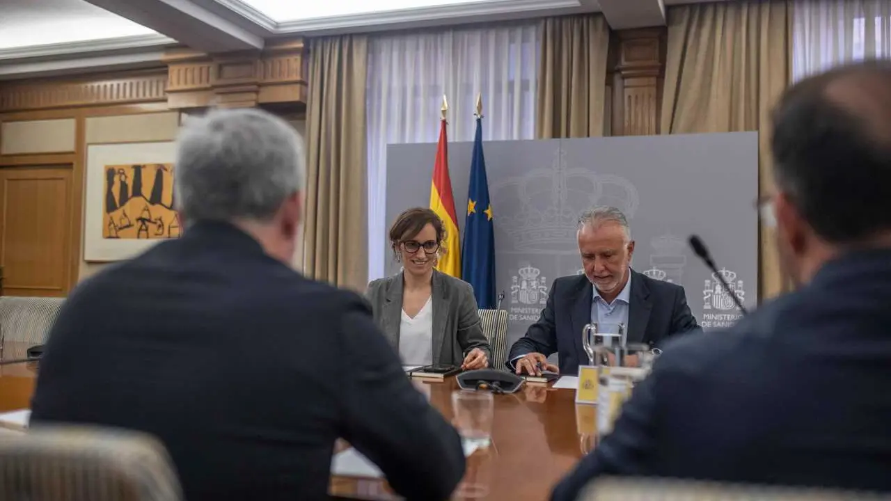 La ministra de Sanidad, M&oacute;nica Garc&iacute;a, y el ministro de Pol&iacute;tica Territorial y Memoria Democr&aacute;tica, &Aacute;ngel V&iacute;ctor Torres, durante una reuni&oacute;n, en el Ministerio de Sanidad, a 7 de mayo de 2026, en Madrid (Espa&ntilde;a).