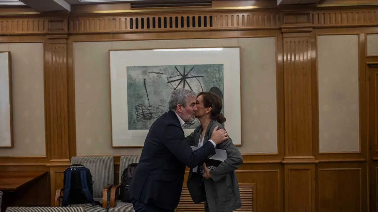 La ministra de Sanidad, M&oacute;nica Garc&iacute;a, saluda al presidente de Canarias, Fernando Clavijo, durante una reuni&oacute;n, en el Ministerio de Sanidad, a 7 de mayo de 2026, en Madrid (Espa&ntilde;a). 