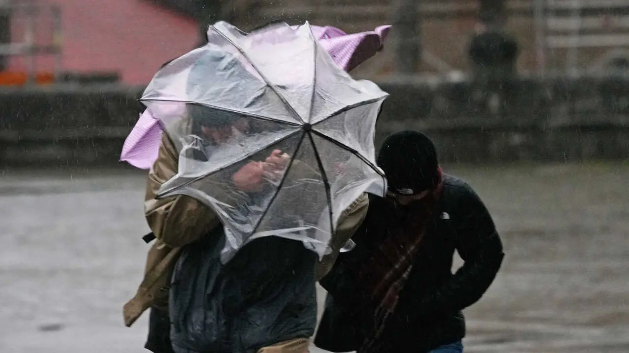 Temporal de lluvia en Santiago - Alerta naraja en Santiago   y roja en Pontevedra por fuertes lluvias - temporal Joseph