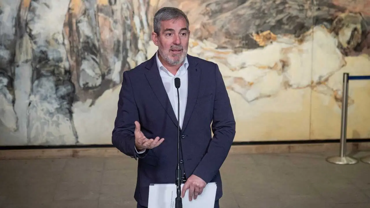 Archivo - El presidente de Canarias, Fernando Clavijo, comparece ante los medios de comunicaci&oacute;n