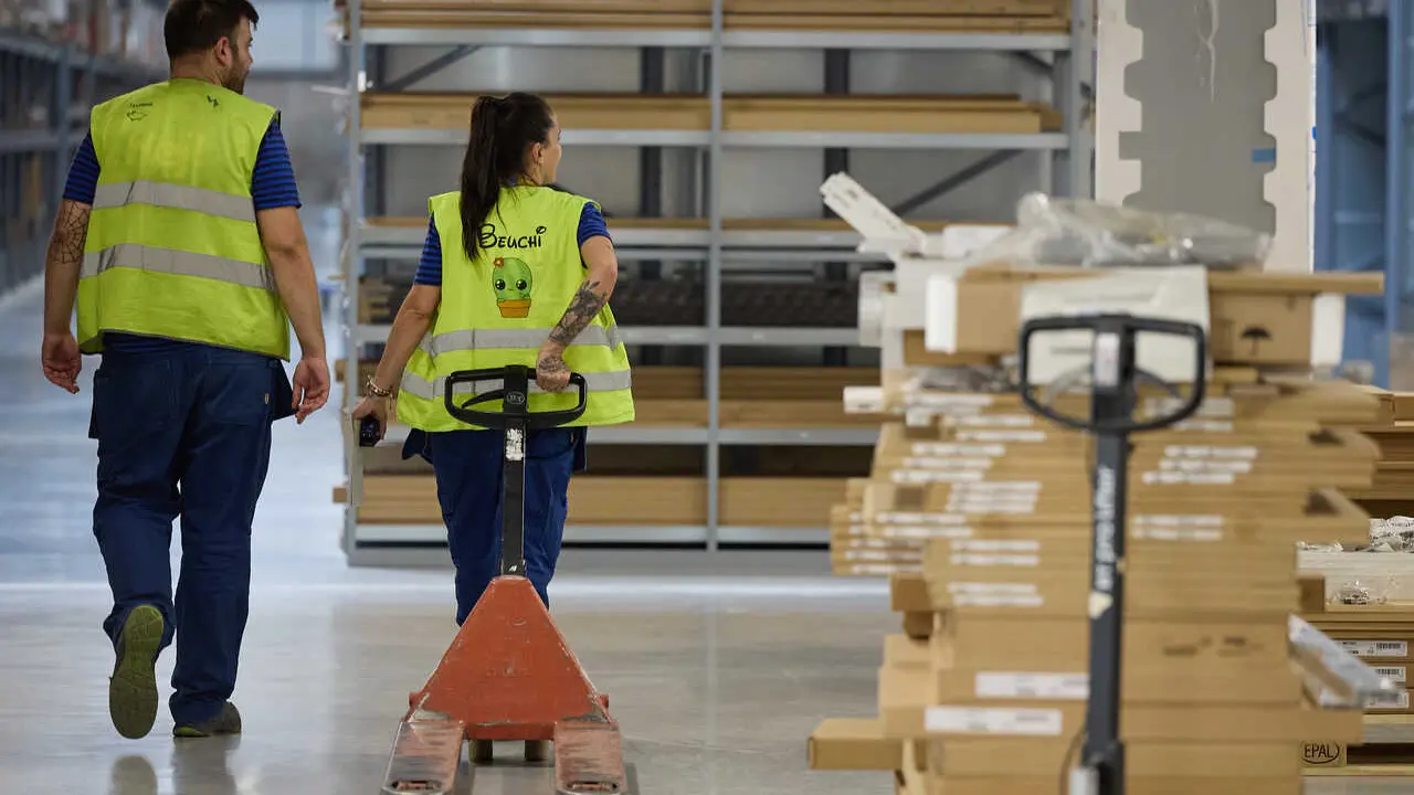 Archivo - Dos trabajadores durante su jornada laboral